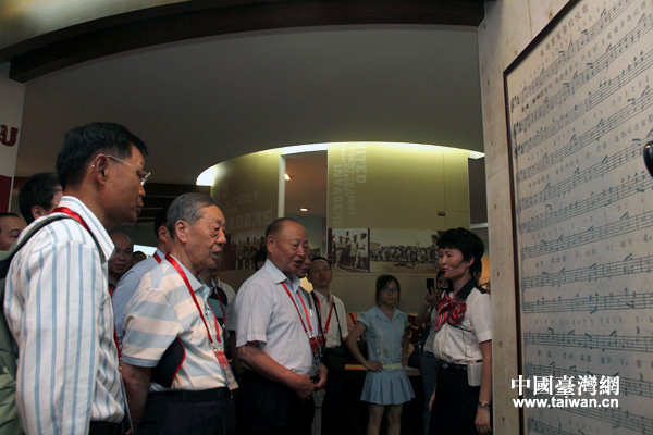 看到黄埔军校校歌歌谱,嘉宾们齐声高唱起来。( 看到黄埔军校校歌歌谱,嘉宾们齐声高唱起来。(