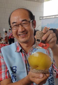 胡志强将会张志军欲以"瓶中梨"当伴手礼 推销农产品 胡志强将会张志军欲以"瓶中梨"当伴手礼 推销农产品