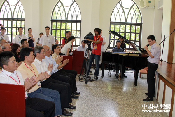 时政,两岸关系,张志军与胡志强一同观看盲台中市慧明盲校学童音乐表演 时政,两岸关系,张志军与胡志强一同观看盲台中市慧明盲校学童音乐表演