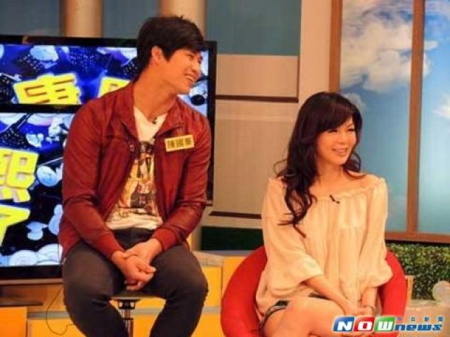 陈国华(左)与IVY结婚6年,现传出与长发妹有暧昧。 陈国华(左)与IVY结婚6年,现传出与长发妹有暧昧。