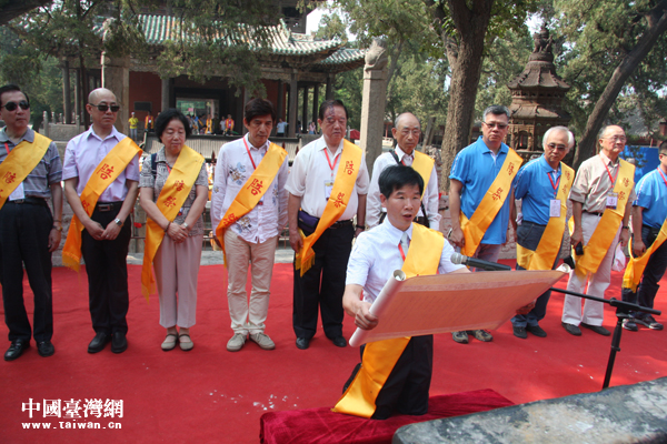 主祭陈志声恭读祭文 主祭陈志声恭读祭文
