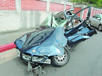 胡姓女子伤重急救不治,她驾驶的BMW轿车严重受损。 胡姓女子伤重急救不治,她驾驶的BMW轿车严重受损。