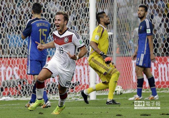 格策进球后狂喜庆贺 格策进球后狂喜庆贺