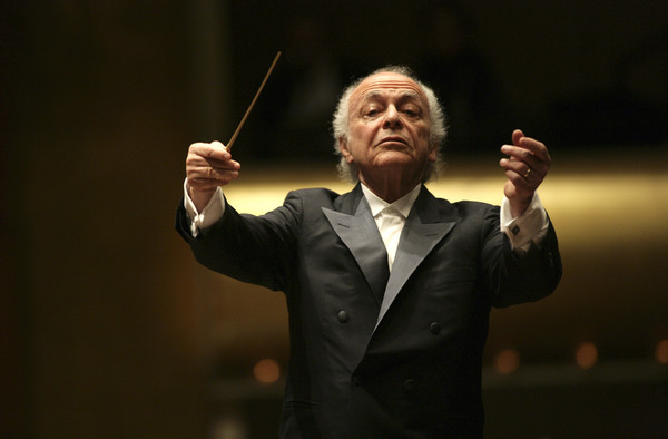 洛林·马捷尔(Lorin Maazel)8岁开始担任指挥,是乐坛着名的音乐神童. 洛林·马捷尔(Lorin Maazel)8岁开始担任指挥,是乐坛着名的音乐神童.