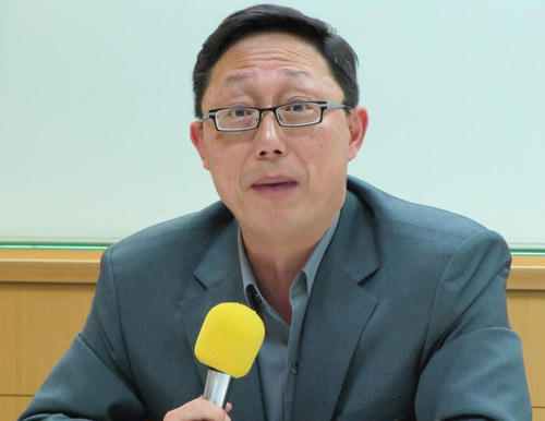 曾担任倒扁红衫军副总指挥姚立明,日前加入绿营台北市长参选人柯文哲的竞选团队 曾担任倒扁红衫军副总指挥姚立明,日前加入绿营台北市长参选人柯文哲的竞选团队