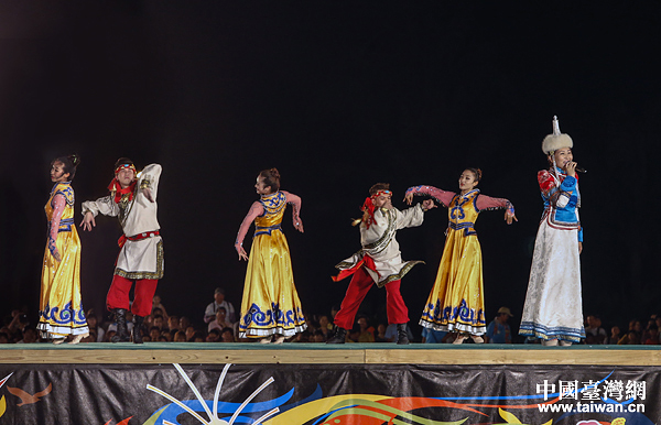 台湾少数民族丰年祭万人大联欢活动19日晚间在台湾花莲举行。 台湾少数民族丰年祭万人大联欢活动19日晚间在台湾花莲举行。