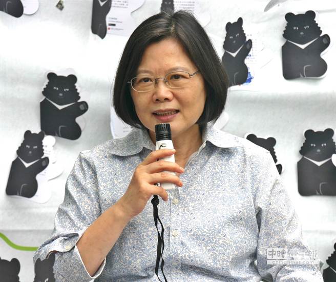 民进党主席蔡英文在埔里推崇民进党南投县长提名人李文忠是位有创造力的好人才。 民进党主席蔡英文在埔里推崇民进党南投县长提名人李文忠是位有创造力的好人才。