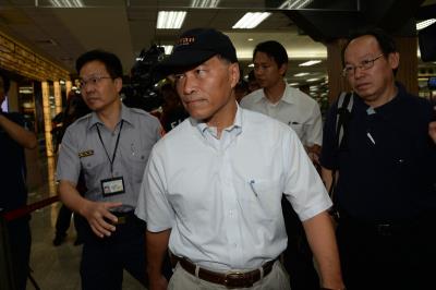 台湾“交通部长”及调查人员赶赴澎湖坠机现场。(台媒图) 台湾“交通部长”及调查人员赶赴澎湖坠机现场。(台媒图)