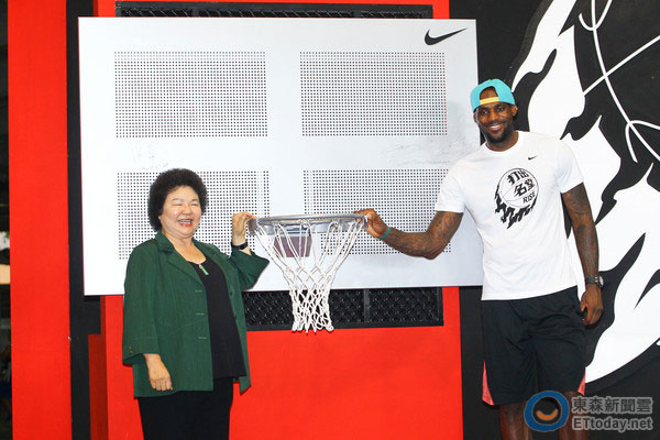 “小皇帝”詹姆斯赴台参访会见陈菊 为空难罹难者祈祷 “小皇帝”詹姆斯赴台参访会见陈菊 为空难罹难者祈祷