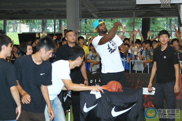 “小皇帝”詹姆斯赴台参访会见陈菊 为空难罹难者祈祷 “小皇帝”詹姆斯赴台参访会见陈菊 为空难罹难者祈祷