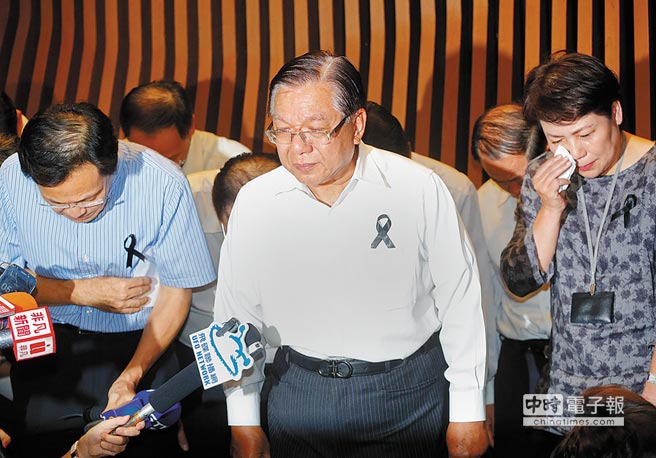 复兴航空母集团SIGMU总裁林孝信(中)24日下午出面,为复兴空难两度鞠躬致歉。 复兴航空母集团SIGMU总裁林孝信(中)24日下午出面,为复兴空难两度鞠躬致歉。