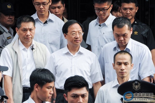 台当局“行政院长”江宜桦30日下午应讯2个小时后离开台北地院 台当局“行政院长”江宜桦30日下午应讯2个小时后离开台北地院