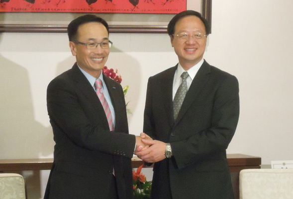 江宜桦今日应讯2个小时,于下午4点半左右离开,赶回“行政院”接见宾客 江宜桦今日应讯2个小时,于下午4点半左右离开,赶回“行政院”接见宾客