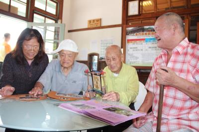 老照片牵线 阔别40年的3位老友喜重逢 老照片牵线 阔别40年的3位老友喜重逢