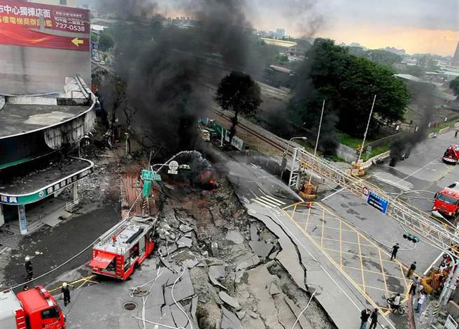 网友踢爆:高雄气爆事件 爆炸前有征兆被敷衍了事 网友踢爆:高雄气爆事件 爆炸前有征兆被敷衍了事