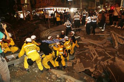 高雄市1日凌晨发生大爆炸,消防局分析可能是瓦斯或是油气管线所造成 高雄市1日凌晨发生大爆炸,消防局分析可能是瓦斯或是油气管线所造成