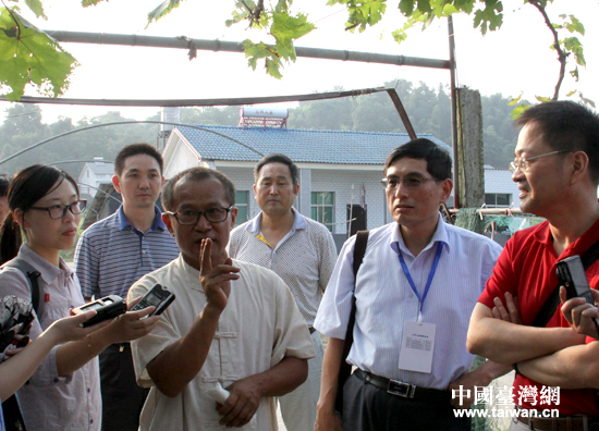 农庄庄主黄国安接受两岸记者联合采访 农庄庄主黄国安接受两岸记者联合采访