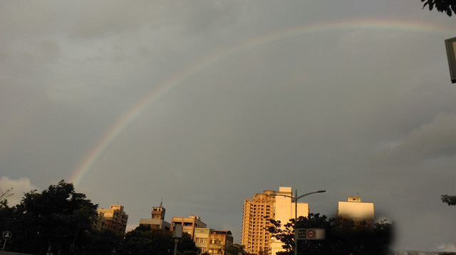 高雄出现彩虹 网友:盼高雄走出多彩人生(图) 高雄出现彩虹 网友:盼高雄走出多彩人生(图)