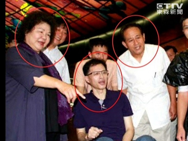 翻脸!李谋伟(中)出钱出力,曾与陈菊(左)、曹启鸿合作办活动。( 翻脸!李谋伟(中)出钱出力,曾与陈菊(左)、曹启鸿合作办活动。(