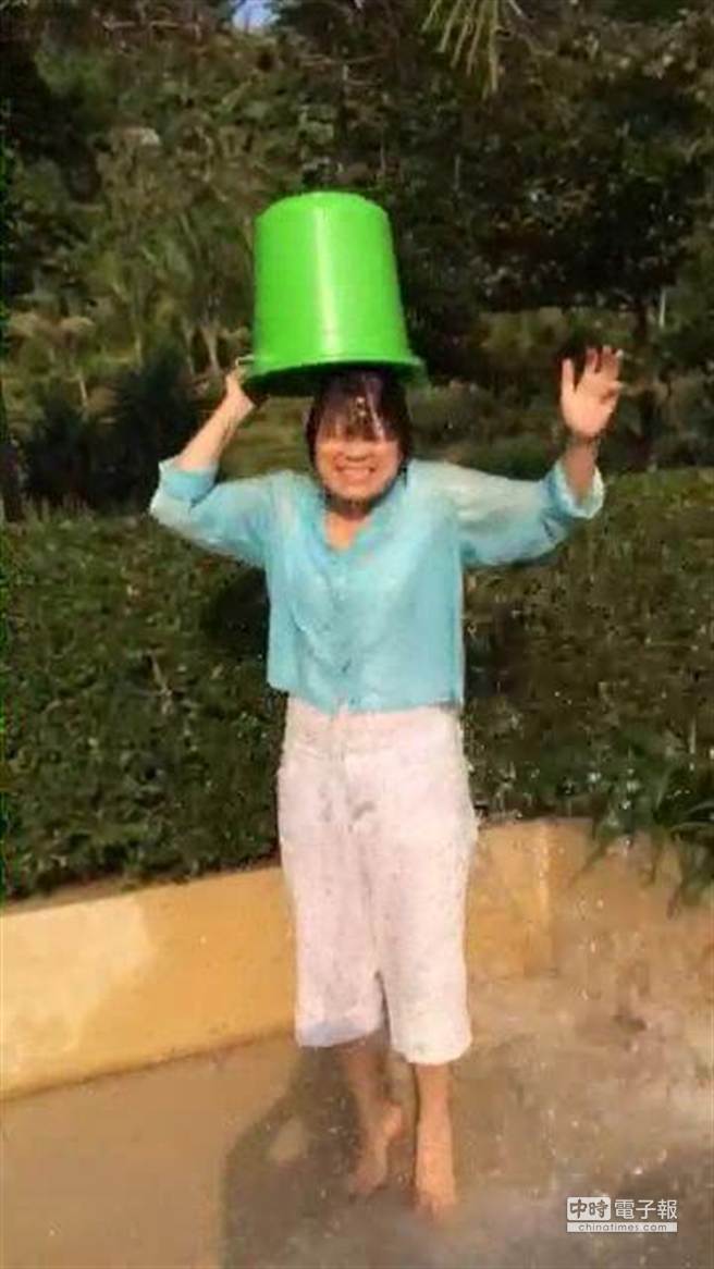 龙应台“冰桶挑战”被泼3次 点名林青霞蔡琴接棒 龙应台“冰桶挑战”被泼3次 点名林青霞蔡琴接棒