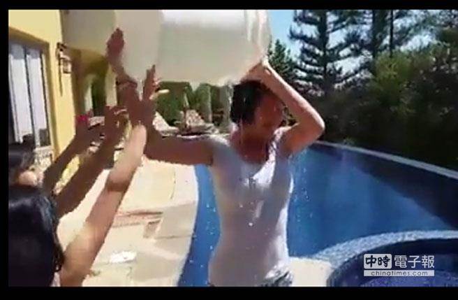 小S完成“冰桶”挑战偕夫捐百万 点名蔡康永 小S完成“冰桶”挑战偕夫捐百万 点名蔡康永