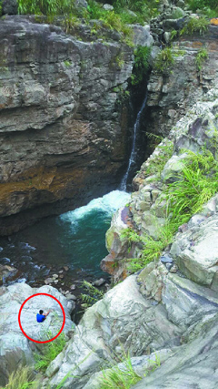 男童滑下15米瀑布 奇迹无伤 男童滑下15米瀑布 奇迹无伤