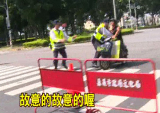 民进党里长参选人骑摩托冲撞员警 民进党里长参选人骑摩托冲撞员警