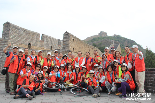 台湾玉山国际交流协会成员游览金山岭长城。 台湾玉山国际交流协会成员游览金山岭长城。