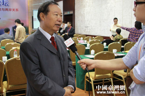 王在希在会场接受记者采访 王在希在会场接受记者采访