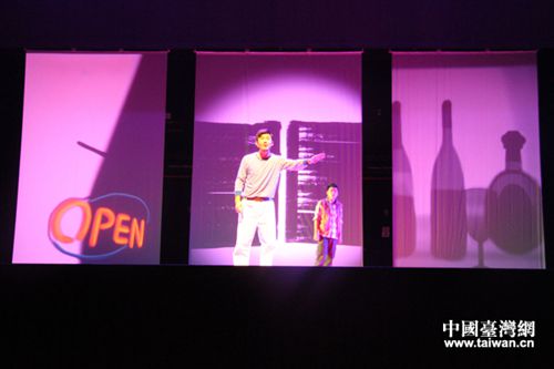 相较于传统的舞台背景设置,本次话剧采用了三块特殊的大面积投影幕布打造可变换的舞台背景。 相较于传统的舞台背景设置,本次话剧采用了三块特殊的大面积投影幕布打造可变换的舞台背景。