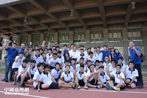 北京电影学院师生与台南一中师生亲切合影。 北京电影学院师生与台南一中师生亲切合影。