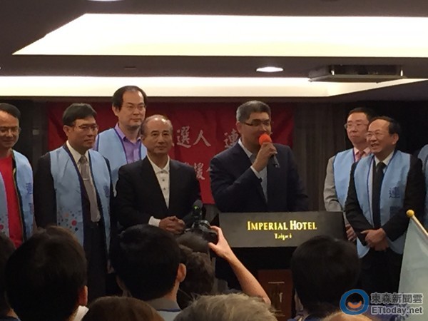 王金平晚间替连胜文站台。(台媒图) 王金平晚间替连胜文站台。(台媒图)