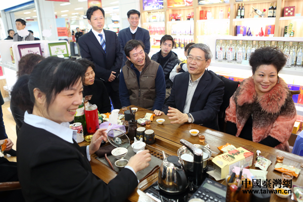 座谈会当天,张志军走访平潭吉钓码头、免税市场等地,了解台商经营情况和环境,与两岸业者恳谈交流 座谈会当天,张志军走访平潭吉钓码头、免税市场等地,了解台商经营情况和环境,与两岸业者恳谈交流