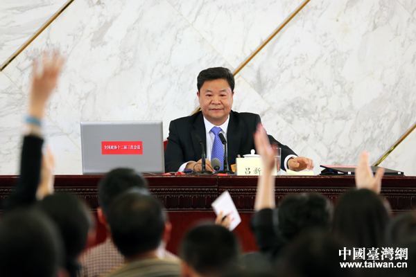 3月2日,全国政协十二届三次会议新闻发布会在人民大会堂一层新闻发布厅举行。图为新闻发言人吕新华 3月2日,全国政协十二届三次会议新闻发布会在人民大会堂一层新闻发布厅举行。图为新闻发言人吕新华