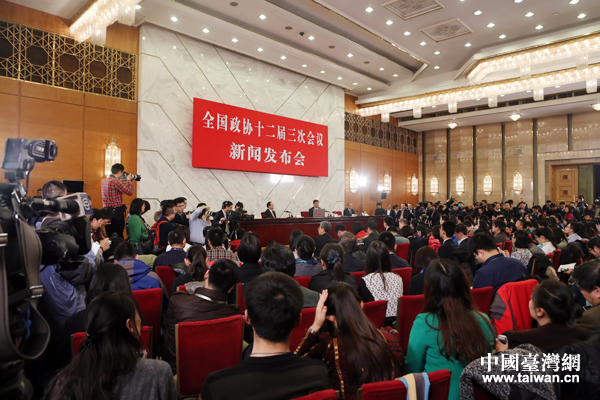3月2日,全国政协十二届三次会议新闻发布会在人民大会堂一层新闻发布厅举行 3月2日,全国政协十二届三次会议新闻发布会在人民大会堂一层新闻发布厅举行