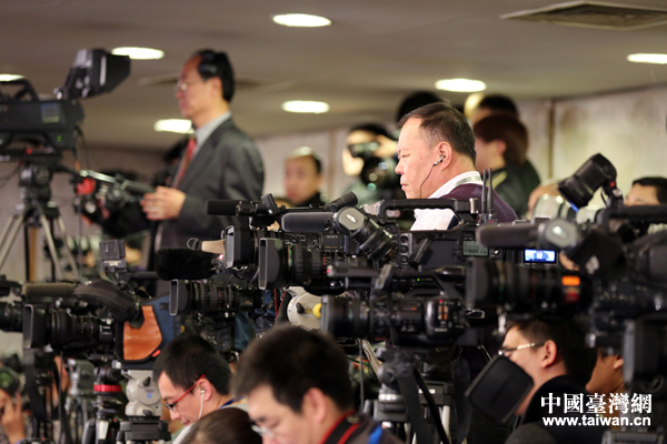 3月2日,全国政协十二届三次会议新闻发布会在人民大会堂一层新闻发布厅举行。图为现场记者。 3月2日,全国政协十二届三次会议新闻发布会在人民大会堂一层新闻发布厅举行。图为现场记者。