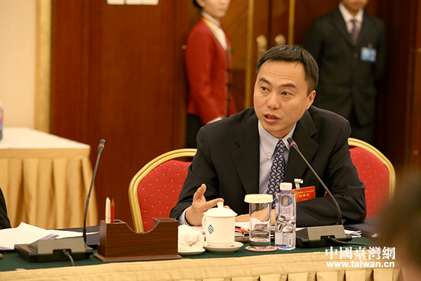 台籍张晓东在台湾代表团小组会议上发言。（中国台湾网 普燕 摄）