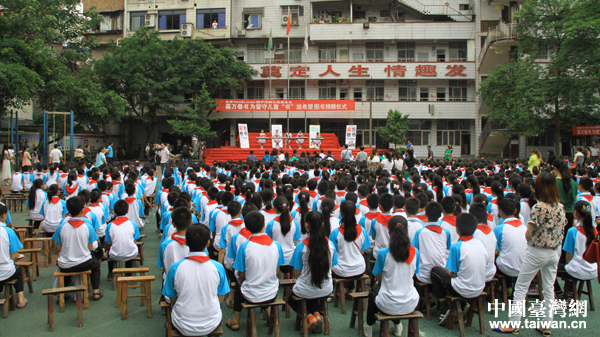 5月21日,在重庆江津区贾嗣祥瑞希望小学,“募万卷书为重庆留守儿童‘书’送希望图书捐赠仪式”举行。 5月21日,在重庆江津区贾嗣祥瑞希望小学,“募万卷书为重庆留守儿童‘书’送希望图书捐赠仪式”举行。