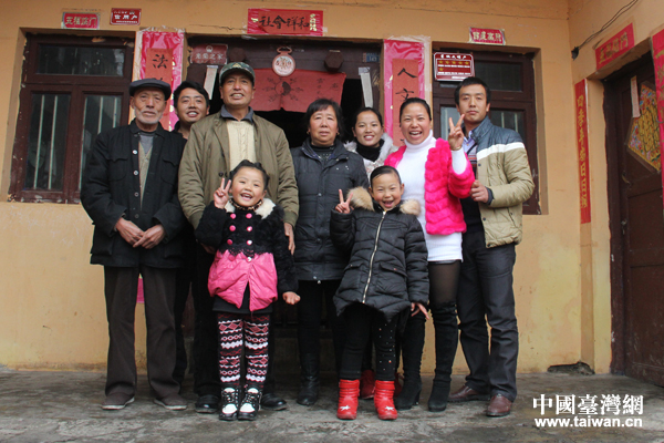 记者为六盘水盘县“哒啦仙谷”里吉成旭一家拍摄“全家福”(中国台湾网 宣玲玲 摄) 记者为六盘水盘县“哒啦仙谷”里吉成旭一家拍摄“全家福”(中国台湾网 宣玲玲 摄)