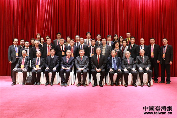 全国人大常委会副委员长、中国统促会副会长陈竺和亚洲地区统促会联合总会访问团一行合影留念 全国人大常委会副委员长、中国统促会副会长陈竺和亚洲地区统促会联合总会访问团一行合影留念