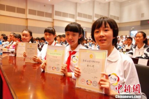 云南蒙自百名学生获万元“个性”奖学金