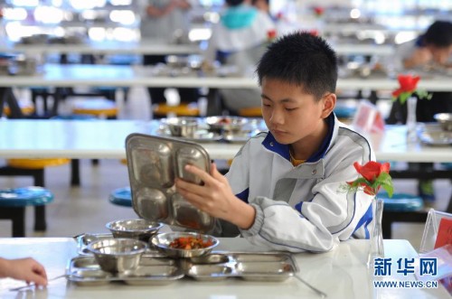 �˰�ѧ���ò���ˮ����һͰ ����ȡ�Ͷž��˷�