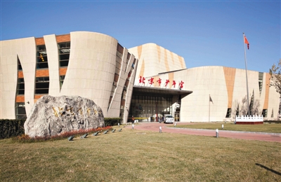 北京新少年宫:亲手种植蔬菜 看大米如何长成