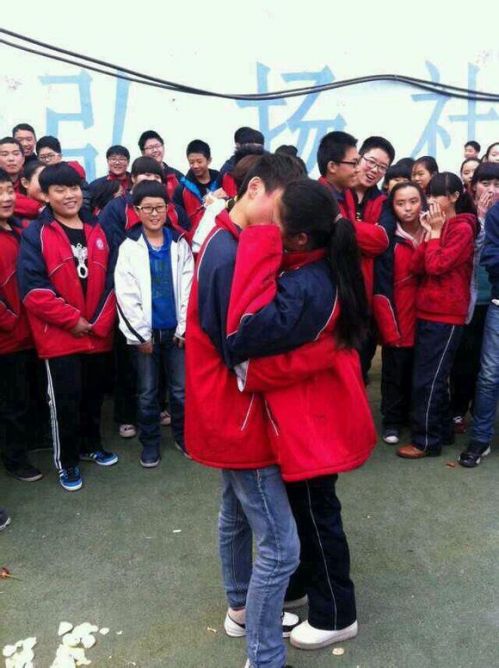 �������������������ʮ���� ͬѧΧ�۹���