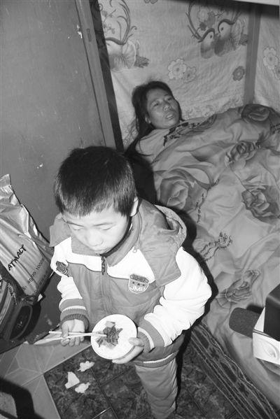 弟弟小鸿昆劝妈妈吃饭