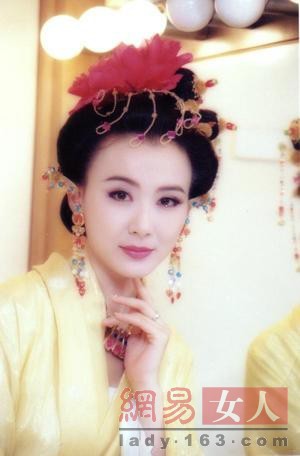 ���ƾ���һ�У�Ů�ǹ�װ��������˭���з���