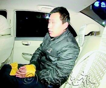 4男子绑架抢劫撞警车狂逃 被抓后才知交警是查酒驾