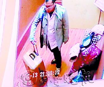 4男子绑架抢劫撞警车狂逃 被抓后才知交警是查酒驾