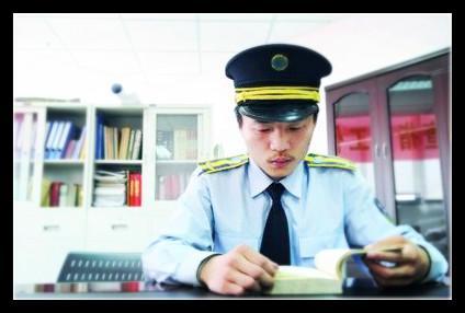 近年来,全国各高校保安考上大学的例子比比皆是,但最近河北农业大学保卫处招聘工作人员要求考察“硕士论文”,还是引起了很大的关注。