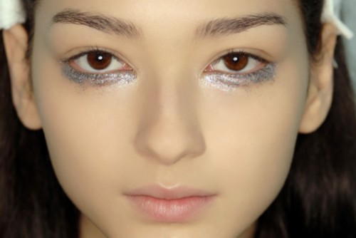 �շ���������������ϼ �۲�����ľ�ɫŮ��